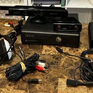 250 GB Xbox 360 Slim + Kinect + Nyko Zoom + Turtlebeach Headset